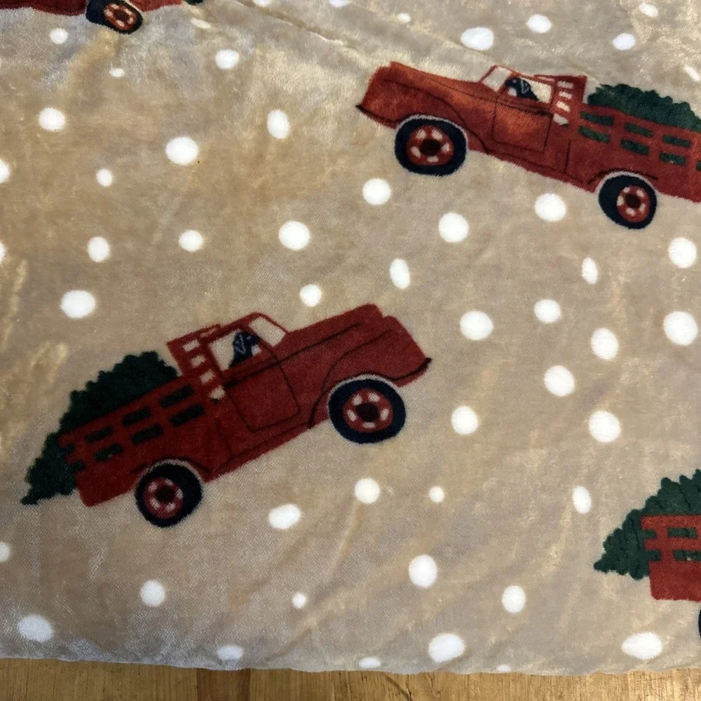OVERSIZED CHRISTMAS HOLIDAY THROW BLANKET DOGS, TRUCKS,‎ TREES 48x70